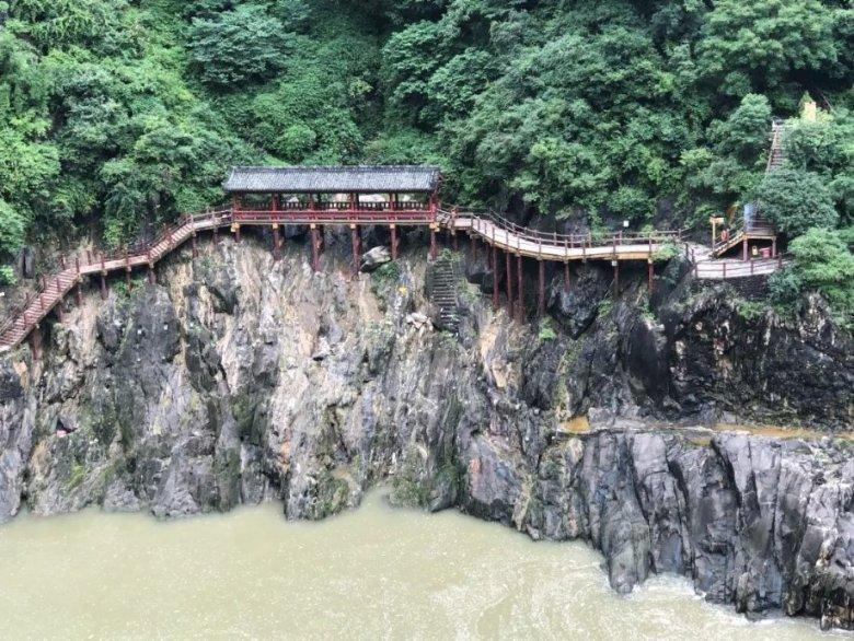 第二个能翻跟斗的人形机器人!首次采用电驱动路线 研发团队来自中国